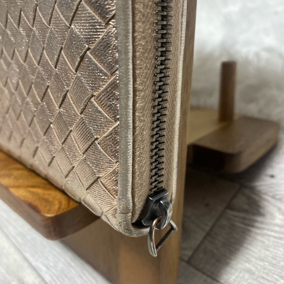 Bottega Veneta Intrecciato Rose Gold Shiny Zip L-shaped Long Leather Wallet - Picture 3 of 14